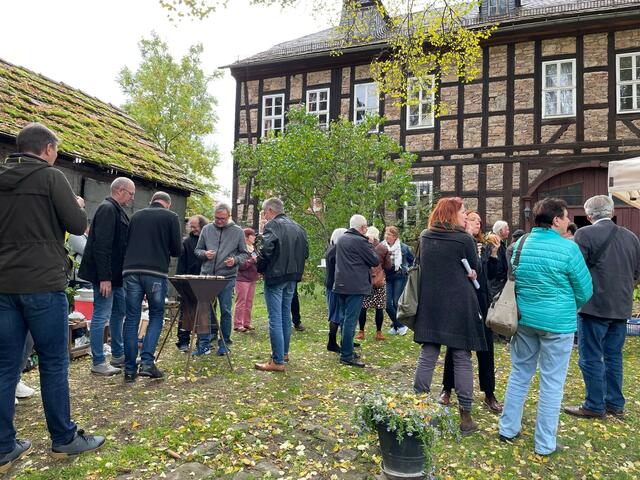 Die Friedensaktivisten und ihre Unterstützer nach der Einweihung des DENKOrtes im Langenschader Pfarrgarten. | Foto: Sabine Bujack