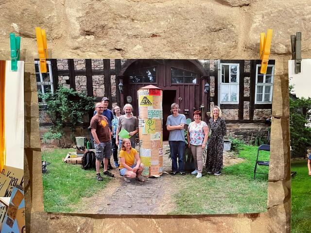 Die originale Litfaßsäule aus Pappe auf einem Foto aus den 1980er Jahren, das im "Roten Loch" gezeigt wurde. | Foto: Sabine Bujack