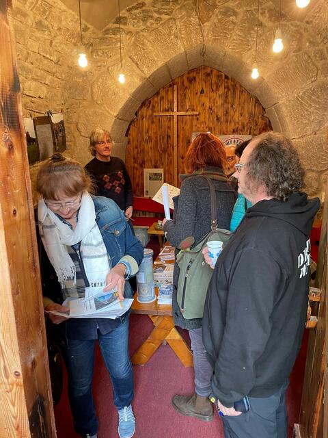 Im "Roten Loch", dem früheren Treffpunkt von "Gewaltlos leben", erinnert eine kleine Ausstellung an Aktionen der der kirchlichen Friedensgruppe. | Foto: Sabine Bujack