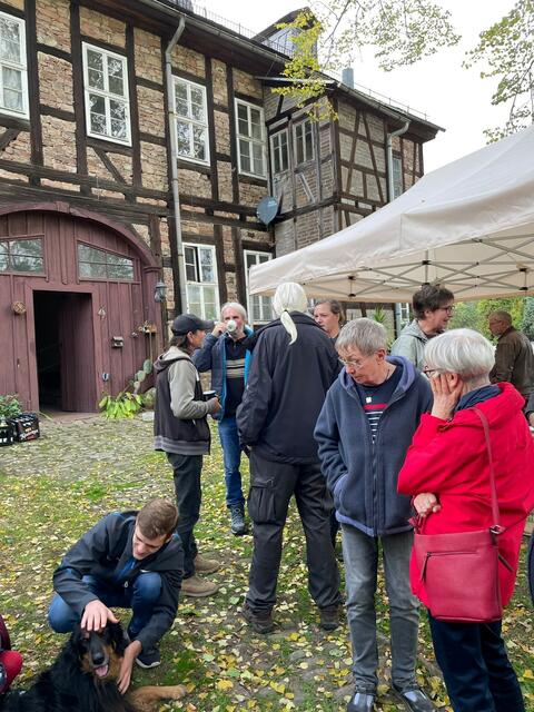 Die Friedensaktivisten und ihre Unterstützer nach der Einweihung des DENKOrtes im Langenschader Pfarrgarten, unter ihnen Maria Winter (2. v. r., vorn), die Witwe von Pfarrer Jo Winter. | Foto: Sabine Bujack