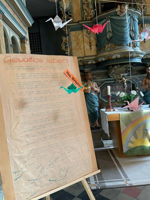 Das Original der 10 Gebote von "Gewaltlos leben" mit den Unterschriften der Erstunterzeichner wurde in der Langenschade Kirche ausgestellt, bevor es ins ThürAZ nach Jena kommt | Foto: Sabine Bujack