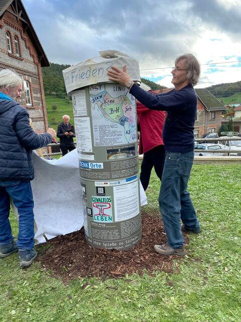 Wolfgang Relius (links) und Georg Möller von "Gewaltlos leben" enthüllen die DENKSäule.

 | Foto: Sabine Bujack
