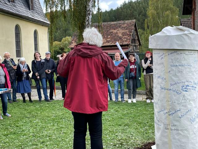 Andreas Ilse, der ehrenamtliche Vorstand des ThürAZ, bei der Enthüllung der DENKSäule für "Gewaltlos leben" | Foto: Sabine Bujack