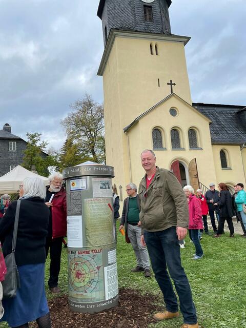Ulf Rathgeber, der heute in der Schweiz lebt, war 1992 mit dabei, als die Friedensaktivisten einen über zwei Meter langen Rotstift zum Streichen der Tiefflüge auf die Bonner Hardthöhe trugen. Auch an diese Aktion erinnert der DENKOrt. | Foto: Sabine Bujack