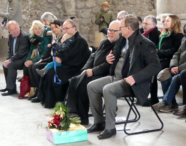 Kirche voller Leben - Pfarrer Jochen Lenz mit seinem kleinen Sohn bei der Eröffnungsfeier und Ministerpräsident Bodo Ramelow mit einem Gemeindemitglied ins Gespräch vertieft. Derweil die Presse um das beste Foto ringt. | Foto: Regina Englert