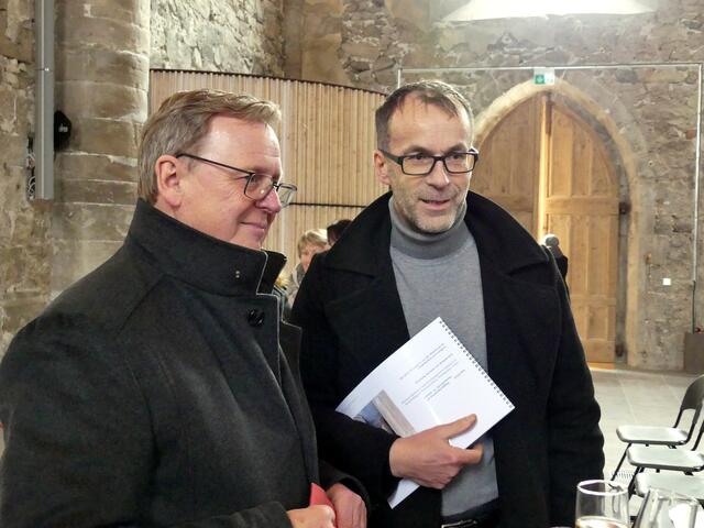 Architekt Tandler von Smits&Tandler erläutert dem Ministerpräsidenten die Details des Umbaus. | Foto: Regina Englert
