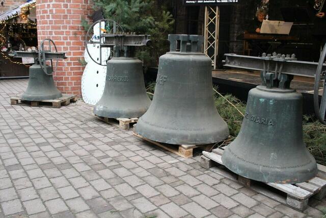 Vor der Bühne des Weihnachtsmarkt konnten die Zerbster Bürger die Glocken begutachten, bevor sie in die Kirche gebracht wurden. | Foto: Petra Wiese