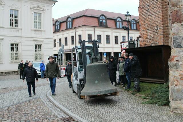 Unter Beobachtung der  Zerbster werden die Glocken in das Kirchenschiff gebracht. | Foto: Petra Wiese