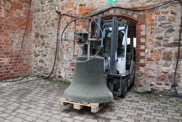 Millimeter-Arbeit: Der Zerbster Steinmetz Christian Keck hob die Glocken einzeln mit dem Gabelstapler vom Lkw und brachte sie ins Kirchenschiff von St. Bartholomäi. | Foto: Foto: Petra Wiese