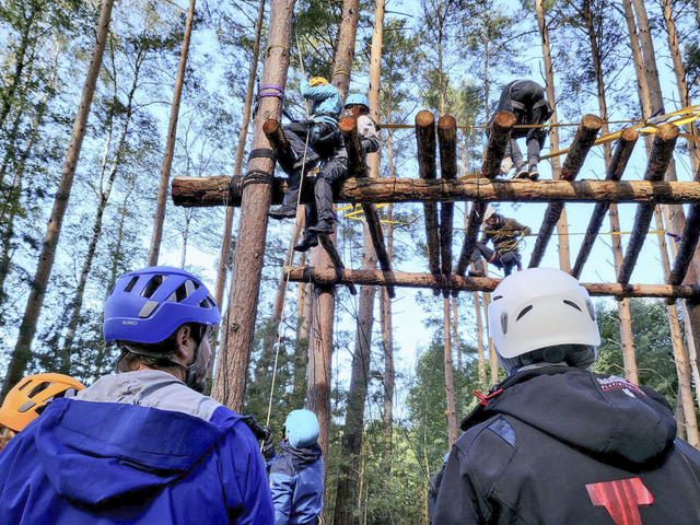 In luftiger Höhe: Wie baut man ein Baumhaus, das stabil ist und allen Anforderungen gerecht wird? Das wurde natürlich auch im Vorbereitungscamp praktisch ausprobiert. | Foto: Evangelische Jugend in Mitteldeutschland