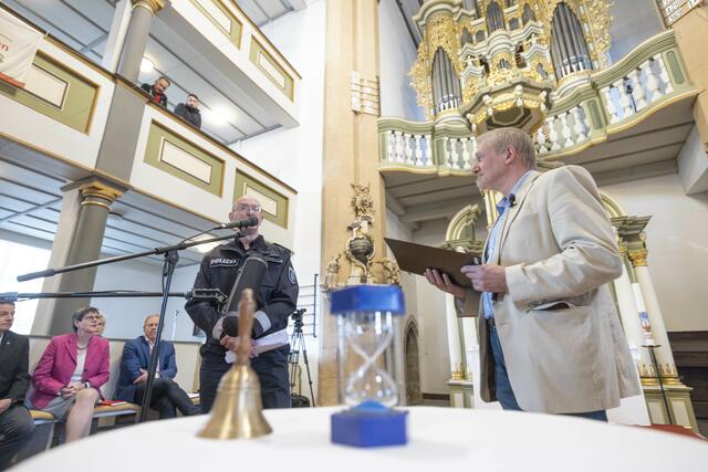 Polizeichef Wolfgang Nicolai und Kirchenratsmitglied Reinhard Hotop (re.) | Foto: Paul-Philipp Braun 