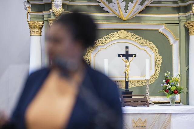 Diskussion vor dem Kruzifix: Justizministerin Doreen Denstädt (Grüne) | Foto: Paul-Philipp Braun 
