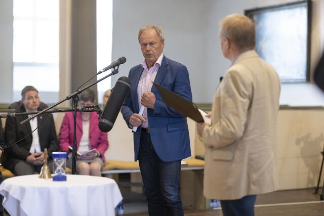 Landrat Thomas Müller (CDU) berichtet von den Hintergründen der Entscheidung. | Foto: Paul-Philipp Braun 