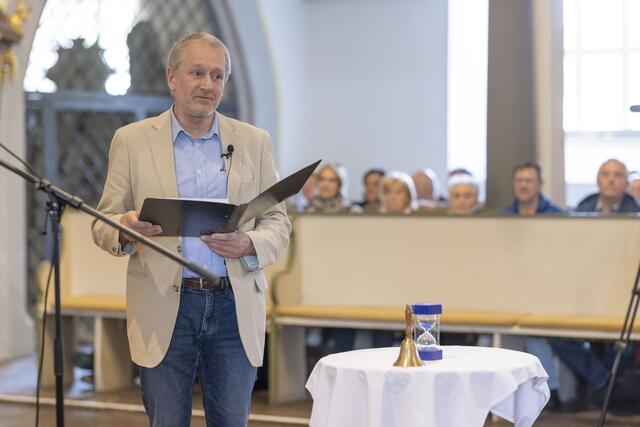 GKR-Mitglied Reinhard Hotop moderiert die Veranstaltung. | Foto: Paul-Philipp Braun 