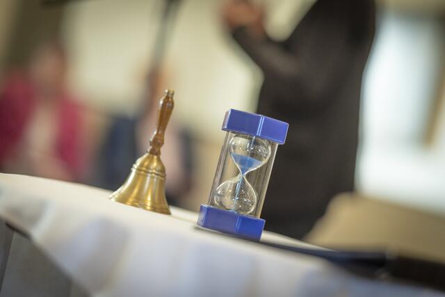 Glocke und Eieruhr sollen für Diskussionsatmosphäre sorgen. | Foto: Paul-Philipp Braun 