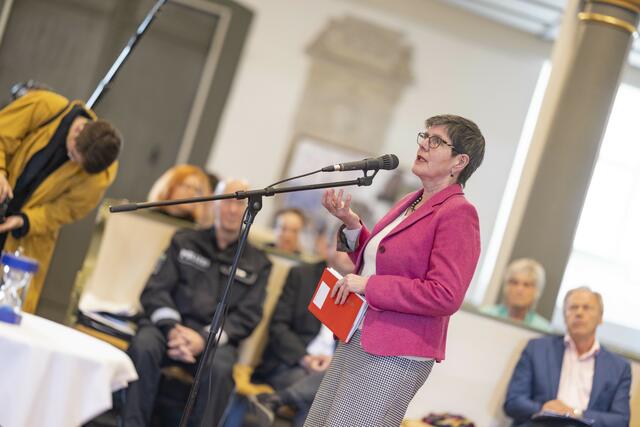 Die geschäftsführende Superintendentin Marwede versucht die Menschen mit einer Kurzpredigt zu überzeugen. | Foto: Paul-Philipp Braun 