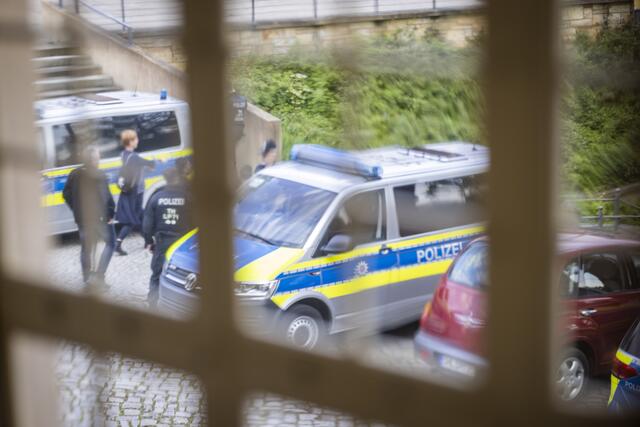 Die Staatsgewalt hat sich auch vor der Kirche postiert. | Foto: Paul-Philipp Braun 