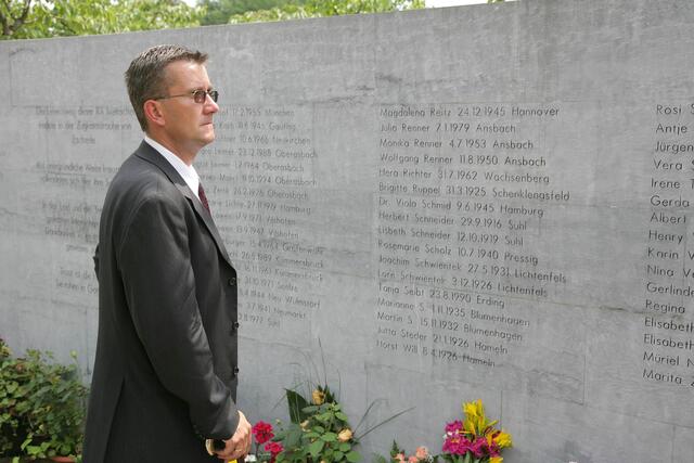 Udo Bauch, Überlebender des ICE-Unglücks von Eschede 1998, bei einer Gedenkfeier für die Opfer im Jahr 2008. | Foto: epd-bild / Jens Schulze