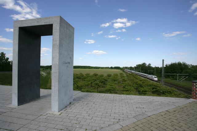 Auf einer Brücke über der Bahnstrecke in Eschede (Niedersachsen) steht eine Gedenktafel für die 101 Menschen, die bei dem Zugunglück vor 25 Jahren an dieser Stelle ums Leben kamen. | Foto: epd-bild / Jens Schulze