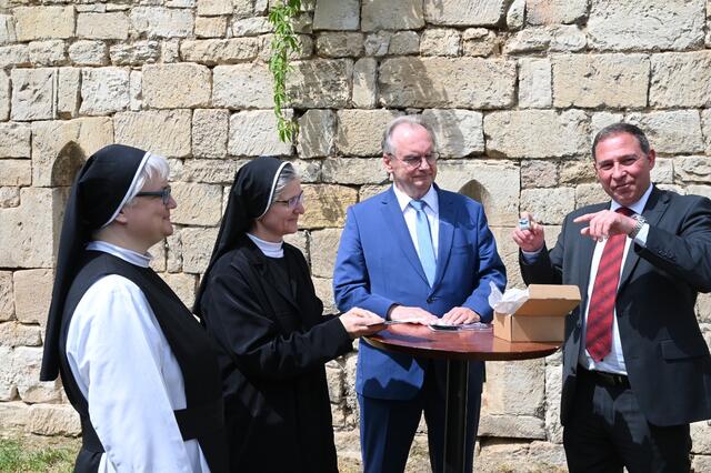 Dr. Ekkehard Steinhäuser, Ministerpräsident Dr. Reiner Haseloff, Schwestern des Klosters Helfta (v.l.) | Foto: Johannes Killyen