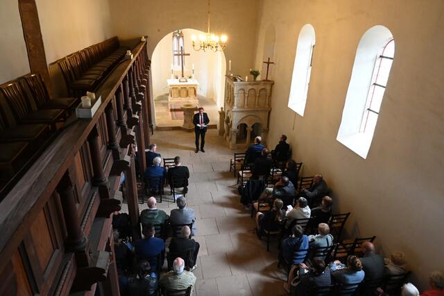 Begrüßung zur Eröffnung der neuen Strecke des Lutherweges in der Klosterkirche Zscheiplitz. | Foto: Johannes Killyen
