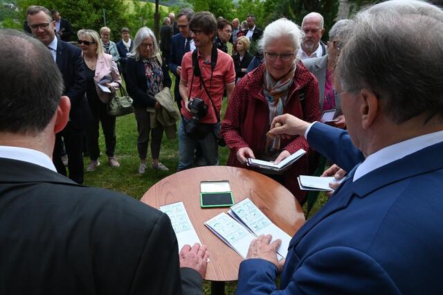 Ministerpräsident Dr. Reiner Haseloff und Ekkehard Steinhäuser stempeln die ersten Pilgerpässe mit Stempeln der neuen Wegstationen. | Foto: Johannes Killyen