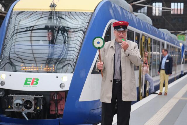 Das schönste Amt ist es natürlich Kirchenpräsident in Anhalt zu sein. Aber das Startsignal für den Sonderzug zu geben, macht Joachim Liebig auch sichtlich Freude. | Foto: epd-bild/Rico Thumser