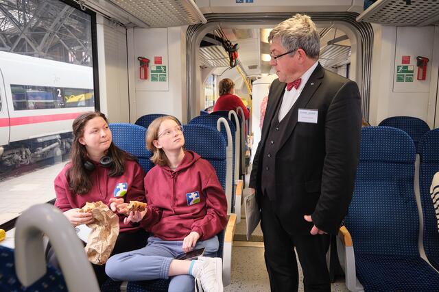 EKM-Bischof Friedrich Kramer im Gespräch mit jungen Reisenden. | Foto: epd-bild/Rico Thumser