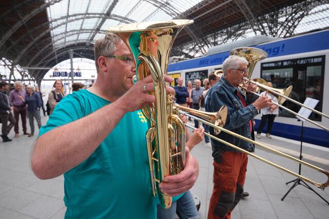 Mit einem Reisesegen von gleich drei evangelischen Kirchenoberhäuptern und einem Blaskonzert ist am Leipziger Hauptbahnhof am 07.06.2023 der Sonderzug zum 31. Deutschen Evangelischen Kirchentag nach Nürnberg verabschiedet worden.  | Foto: epd-bild/Rico Thumser