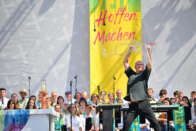 Seifenblasenkünstler Schorsch Bross auf dem Schlussgottesdienst | Foto:  epd-bild/Thomas Lohnes