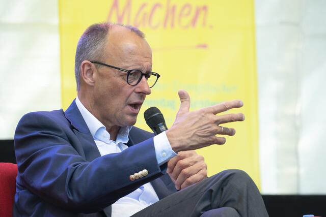 CDU-Parteichef Friedrich Merz spricht am 10.06.2023 auf dem "Roten Sofa" der Kirchenpresse | Foto:  epd-bild/Tim Wegner