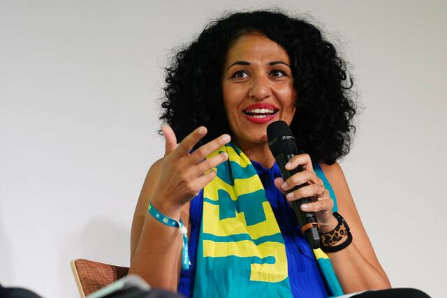 Sarah Vecera, Koordinatorin Global Education, Schwerpunkt Rassismus und Kirche Vereinte Ev. Missionn, auf dem Podium "Wo geht's zur deutschen Leitkultur? Nachdenken über das, was uns zusammenhält"  | Foto:  epd-bild/Friedrich Stark