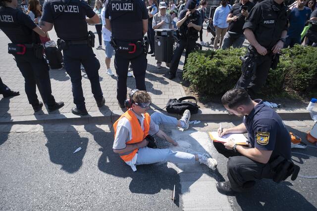 Während des evangelischen Kirchentages hat die "Letzte Generation" am 09.06.2023 den Straßenverkehr vor dem Nürnberger Hauptbahnhof zum Erliegen gebracht. Acht Klimaaktivisten klebten sich am Freitagvormittag an zwei Stellen vor dem Bahnhof fest.  | Foto: epd-bild/Tim Wegner