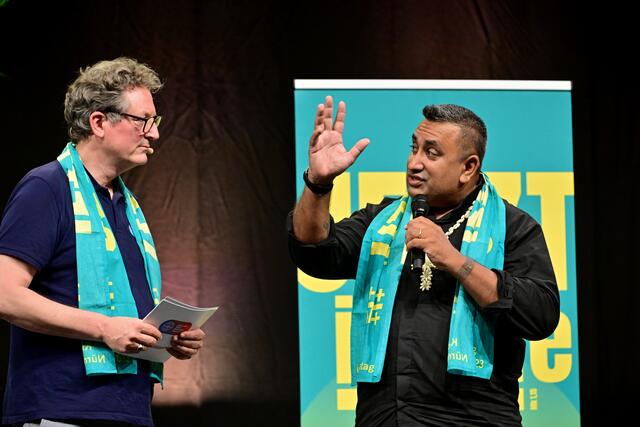 Mit eindringlichen Worten hat der Kabarettist Eckart von Hirschhausen (Foto vom 08.06.2023) die Teilnehmer des evangelischen Kirchentages ermutigt, mit dem Klimaschutz ernstzumachen. Zu Gast war auch  Gast war James Bhagwan, Pfarrer aus Suva, der Hauptstadt der Fischdis. | Foto: epd-bild/Thomas Lohnes