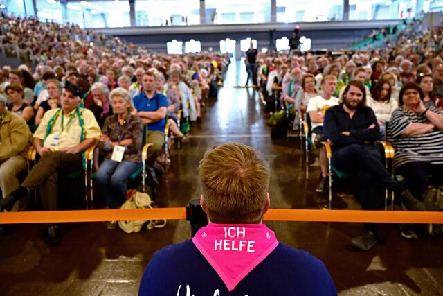 Zuhörer bei der Bibelarbeit mit CDU-Parteichef Friedrich Merz. Im Vordergrund: ein ehrenamtlicher Kirchentagshelfer. | Foto:  epd-bild/Thomas Lohnes