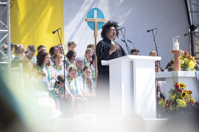 Pastor Quinton Ceasar beim Schlussgottesdienst auf dem Hauptmarkt 
 | Foto: epd-bild/Tim Wegner