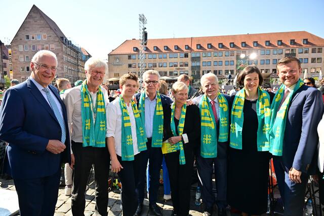 Schlussgottesdienst "Alles hat seine Zeit" am 11.06.2023 auf dem Hauptmarkt beim 38. Evangelischen Kirchentag in Nuernberg. Foto v.l.: Joachim Herrmann, Innenminister von Bayern; der bayerische Landesbischof Heinrich Bedford-Strohm; Anna-Nicole Heinrich, Praäes der Synode der Evangelischen Kirche in Deutschland (EKD); Thomas de Maiziere, Präsident 38. Deutscher Ev. Kirchentag (DEKT); Kirsten Fehrs, Hamburger Bischöfin und stellvertretende Ratsvorsitzende der Evangelischen Kirche in Deutschland (EKD); Altbundespräsident Joachim Gauck; Kristin Jahn, Generalsekretärin des Deutschen Evangelischen Kirchentages, Marcus König (CSU), Oberbürgermeister der Stadt Nürnberg | Foto: epd-bild/Thomas Lohnes