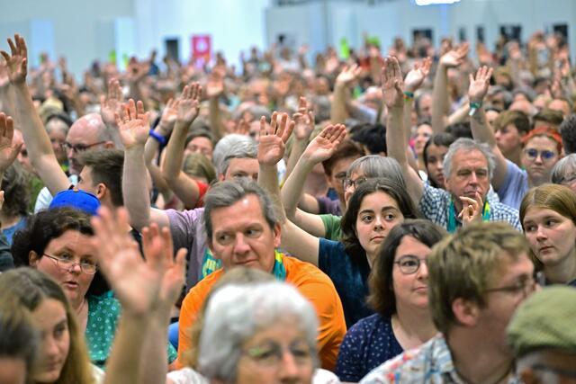 Besucher bei einer Podiumsdiskussion mit Bundeswirtschaftsminister Robert Habeck am Freitag | Foto:  epd-bild/Thomas Lohnes