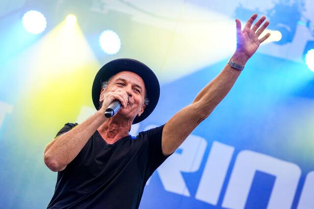 Die Kölner Rockgruppe "Brings" mit Sänger Peter Brings performt beim Kindernothilfe-Konzert. | Foto:  epd-bild/Friedrich Stark