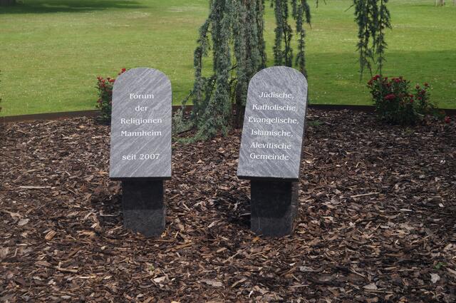 Im Luisenpark ist ein Forum der Religionen entstanden. Entworfen hat es Makid Khoshlessan und soll ein friedliches Miteinander bis in den Himmel symbolisieren.
