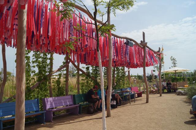 Ein Kreuzgang ist hier nachgebildet, dafür sind ausgediente Kirchenbänke wieder zu einem bunten Neuauftritt gekommen.