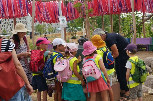 Die Kinder sind fasziniert, den Glockenklang auch selbst erzeugen zu dürfen. Übrigens ganz schön schwer, so eine Glocke: diese "kleine" wiegt 162 kg.