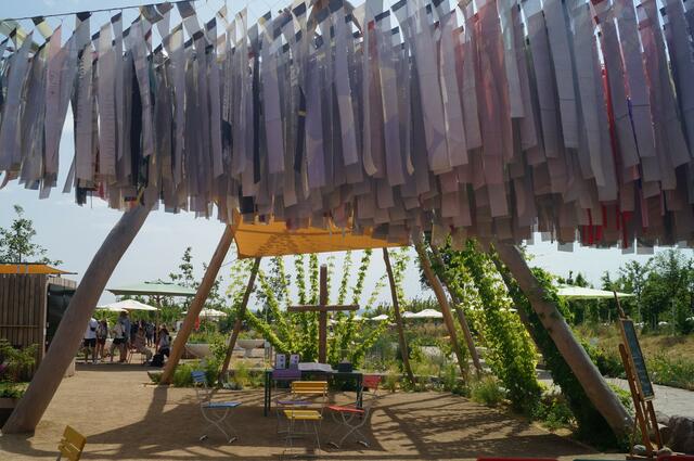 Altar unterm Kirchturm
Und falls Ihnen die Gartenstühle bekannt vorkommen sollten, sie stammen von der Buga aus Erfurt.