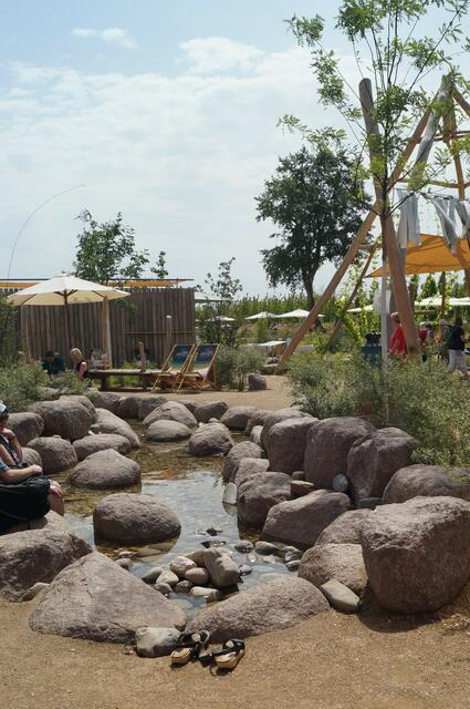 Ein kleiner Bachlauf schlängelt sich durch den Kirchenpavillon. Hier wird es am 24. Juni und am 12. August jeweils ein  Tauffest geben.