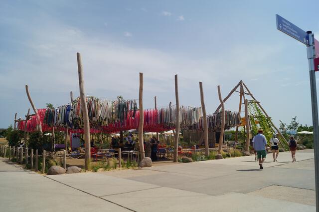 Der Kirchenpavillon greift den Grundriss einer mittelalterlichen Kathedrale auf. Jeden Tag stehen neue Themen im Fokus, hier ist es heute das Ehrenamt. 