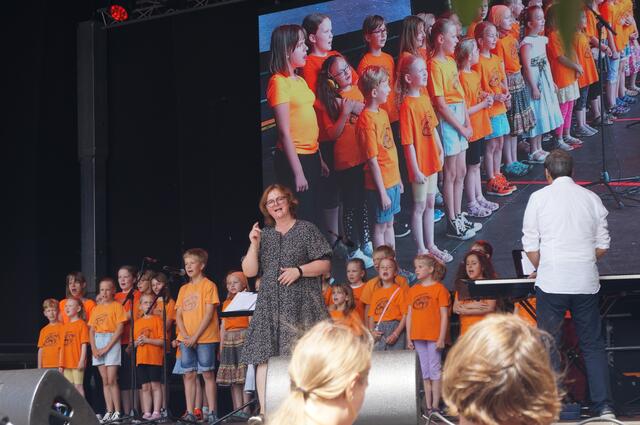 Die Kinder der evangelischen Grundschule Gotha sangen mit ihrer Schulleiterin Susanne Fiedler europäische Kinderlieder.