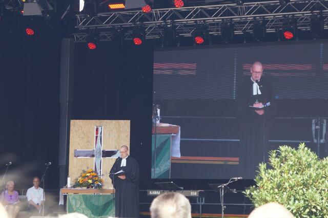 Superintendent Friedemann Witting hielt eine lebendige. Predigt. Das Glaskreuz auf der Bühne wurde im Gottesdienst für die evangelische Regelschule Gotha gewidmet. Es entstand von der Glaskünstlerin Sandra Meinung und war schon im Kirchenpavillon auf der Buga in Erfurt zu sehen. 