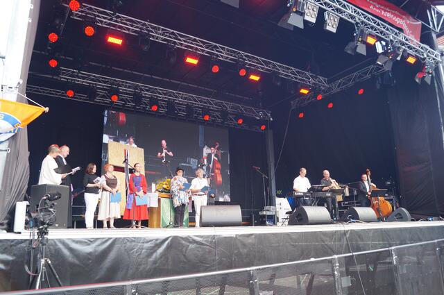 Mitwirkenden aus verschiedenen europäischen Ländern gestalteten den Gottesdienst in ihrer Landessprache mit.