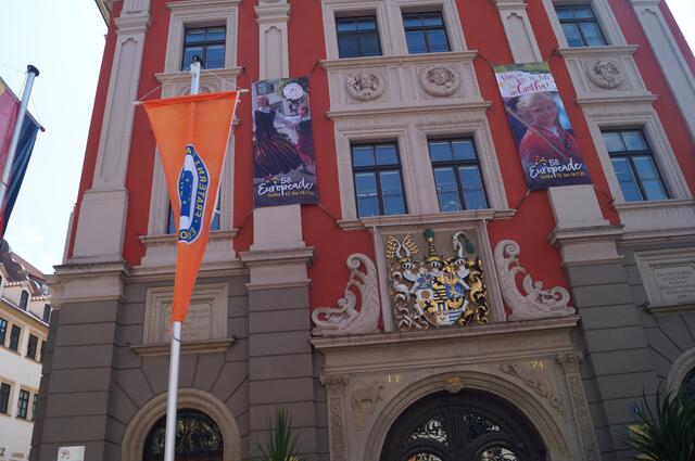 Vom Rathaus künden Plakate und eine Fahne von der Europeade.
