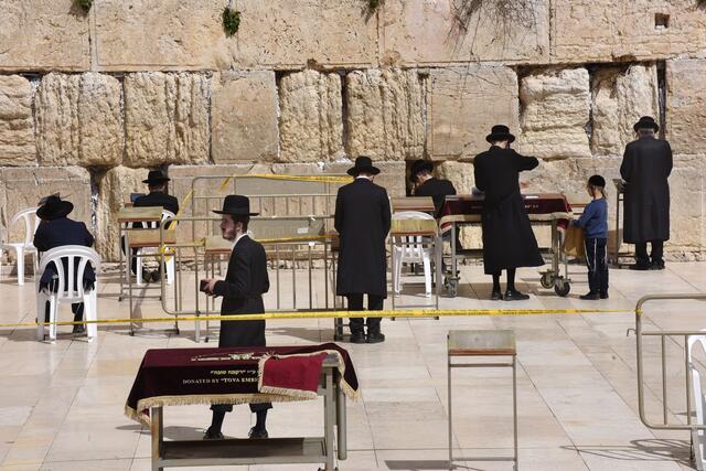 Jerusalem gilt sowohl Juden als auch Christen und Muslimen als Heilige Stadt. Nach der Zerstörung des Tempels ist heute die Klagemauer, die ein Überrest des Tempels ist, den Juden ein wichtiges Heiligtum. | Foto: epd-bild/Debbie Hill